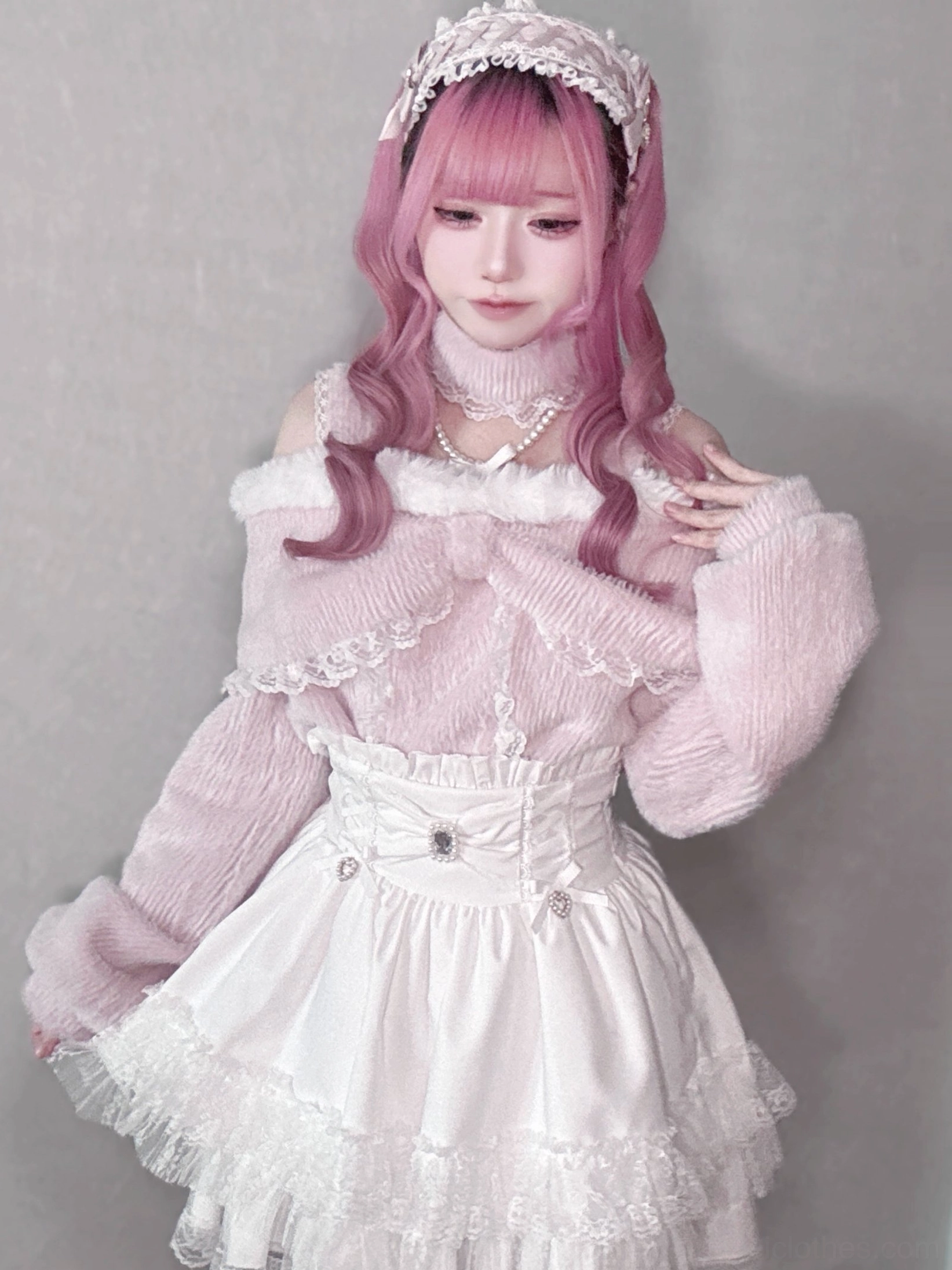 Off-shoulder plush fleece top with detachable pearl choker chain, showcasing versatile styling options for Jirai Kei Y2K aesthetic