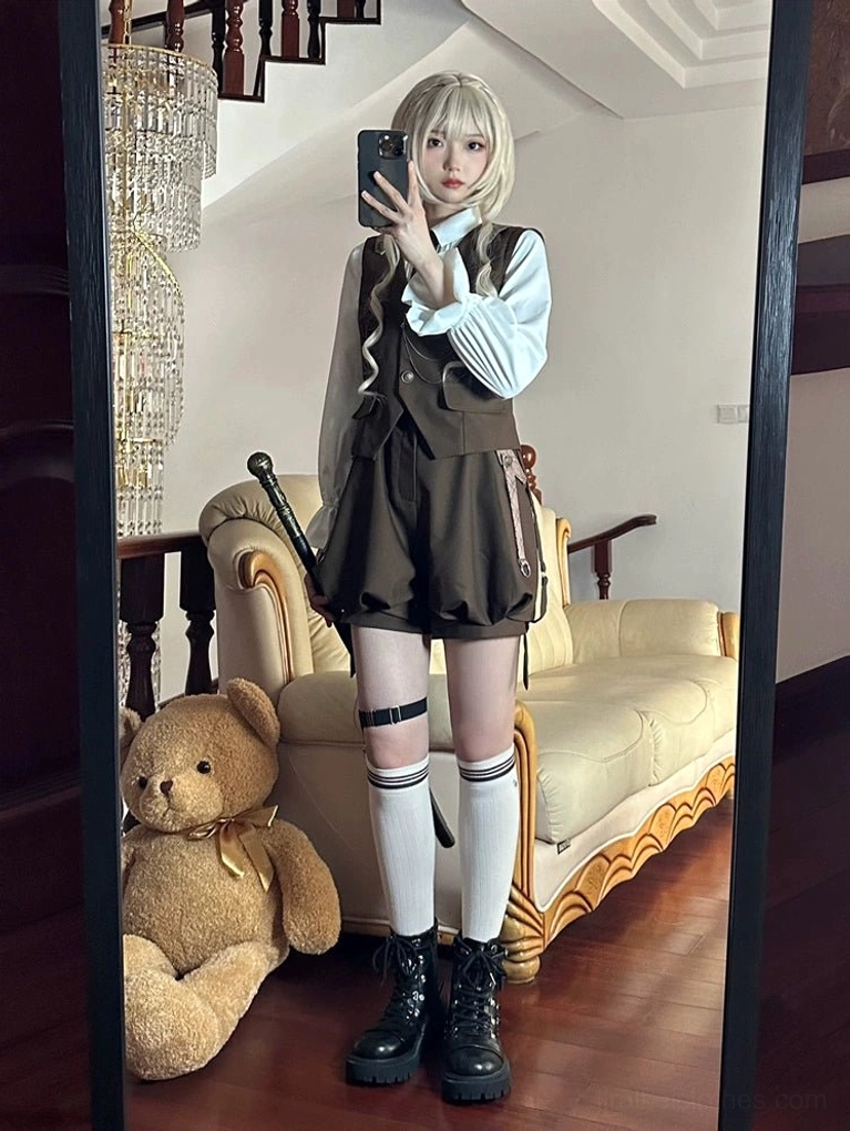 Detective Ouji Lolita styling guide showing proper care instructions, dry-cleaning recommendations for dark brown components, and maintenance tips for preserving vintage aesthetic and fabric integrity