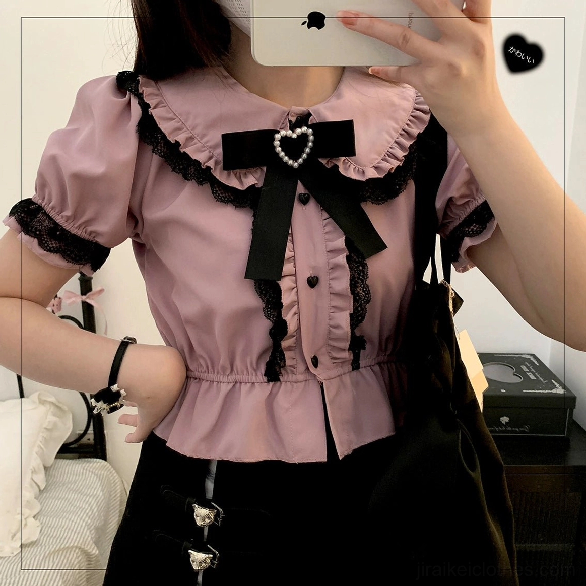 Peter pan collar short-sleeve blouse close-up half-body mirror selfie black lace trim collar sleeves gem heart bow