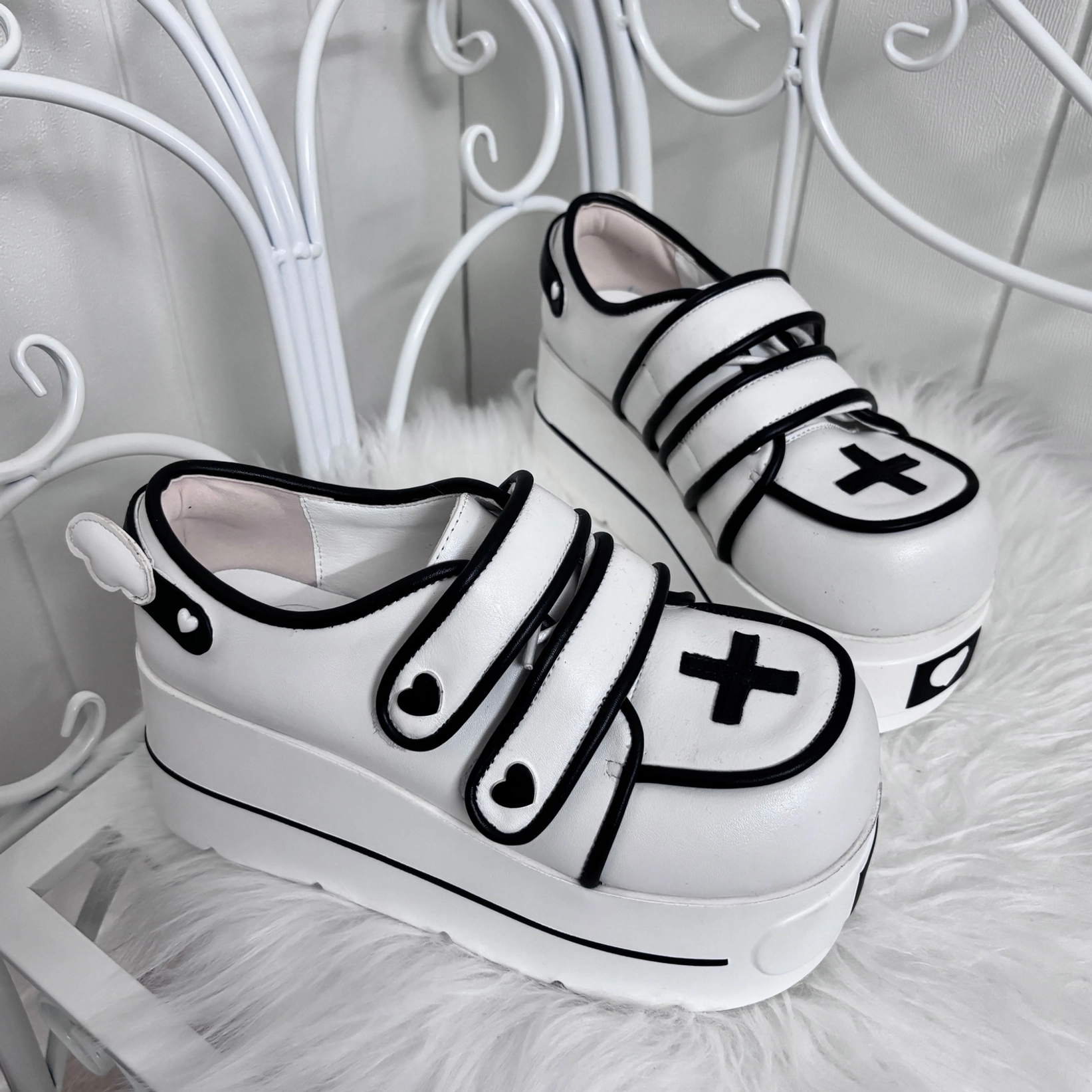 Pink fleece lined angel heart platform shoes cozy lining comfort Kaiwai Tenshi Jirai Kei style