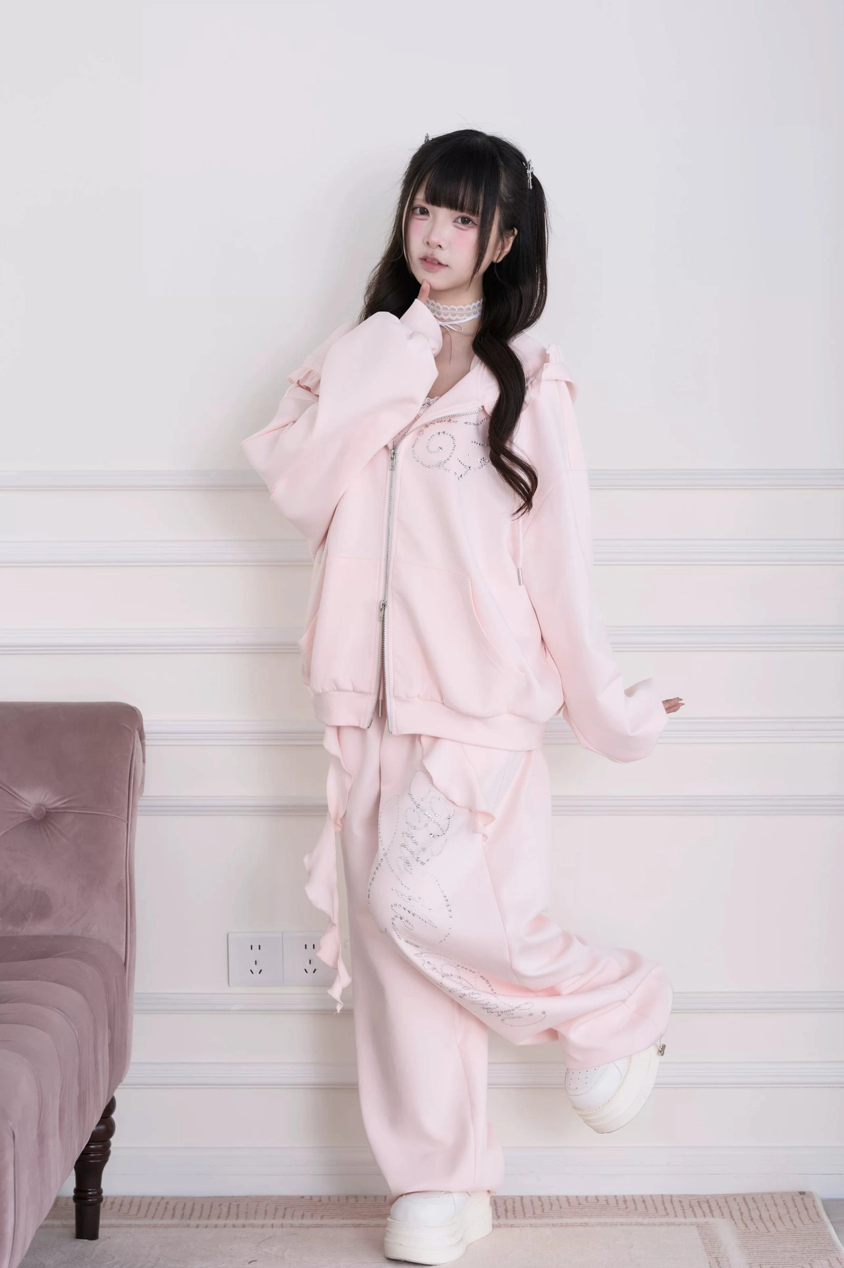 Pink hoodie and sweatpants set in relaxed fit - Jirai Kei streetwear three-quarter angle front pose
