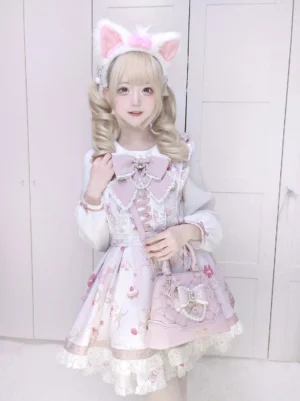 blonde lolita girl wearing pink shell-shaped ryousangata jirai kei dome handbag worn crossbody with gold hardware and pearl ornaments indoor white background
