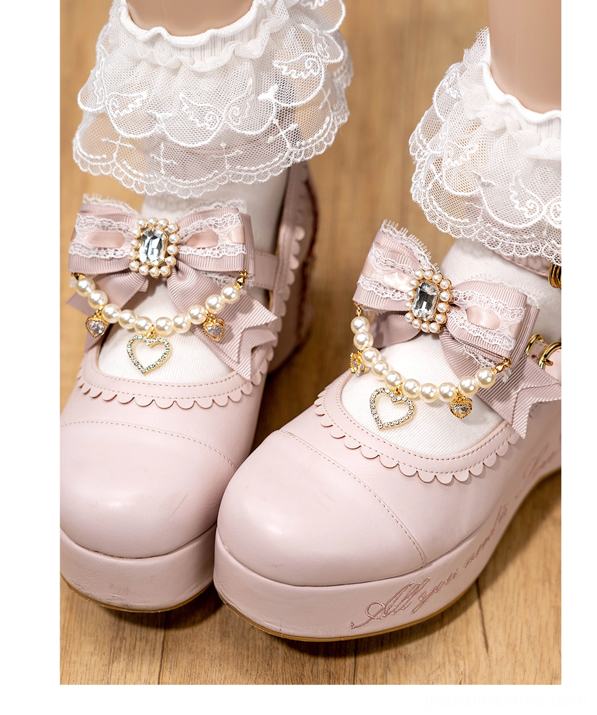 Pink bow Jirai Kei shoe clips pair displayed on mannequin feet wearing pink Mary Janes and lace socks with pearl heart decor