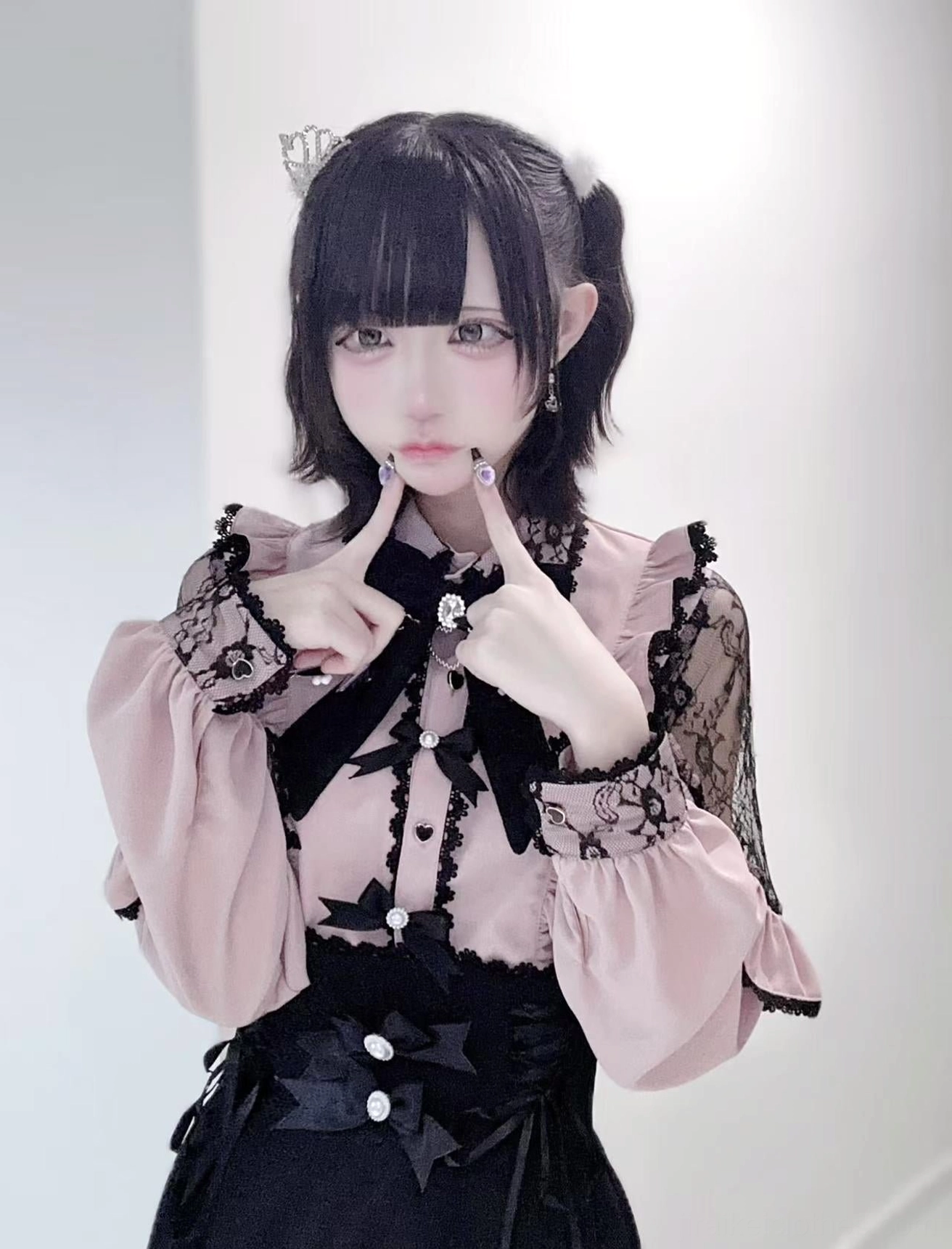 Pink lace-sleeve jirai kei blouse close-up front view black bow trim detail twin ponytail model cute landmine fashion