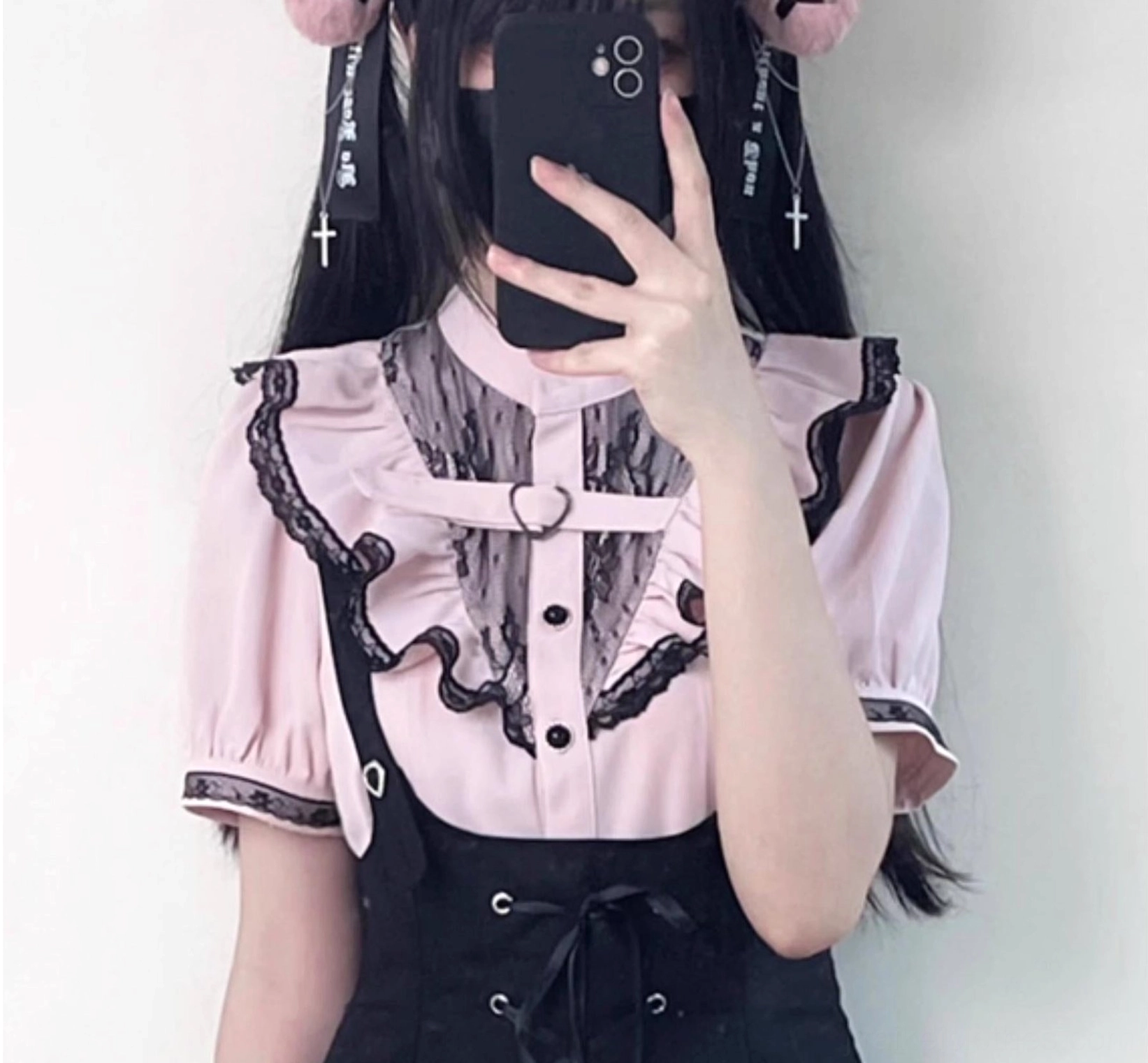 Pink short-sleeved jirai kei ryousangata blouse with heart-shaped buttons black lace trim and stand-up collar