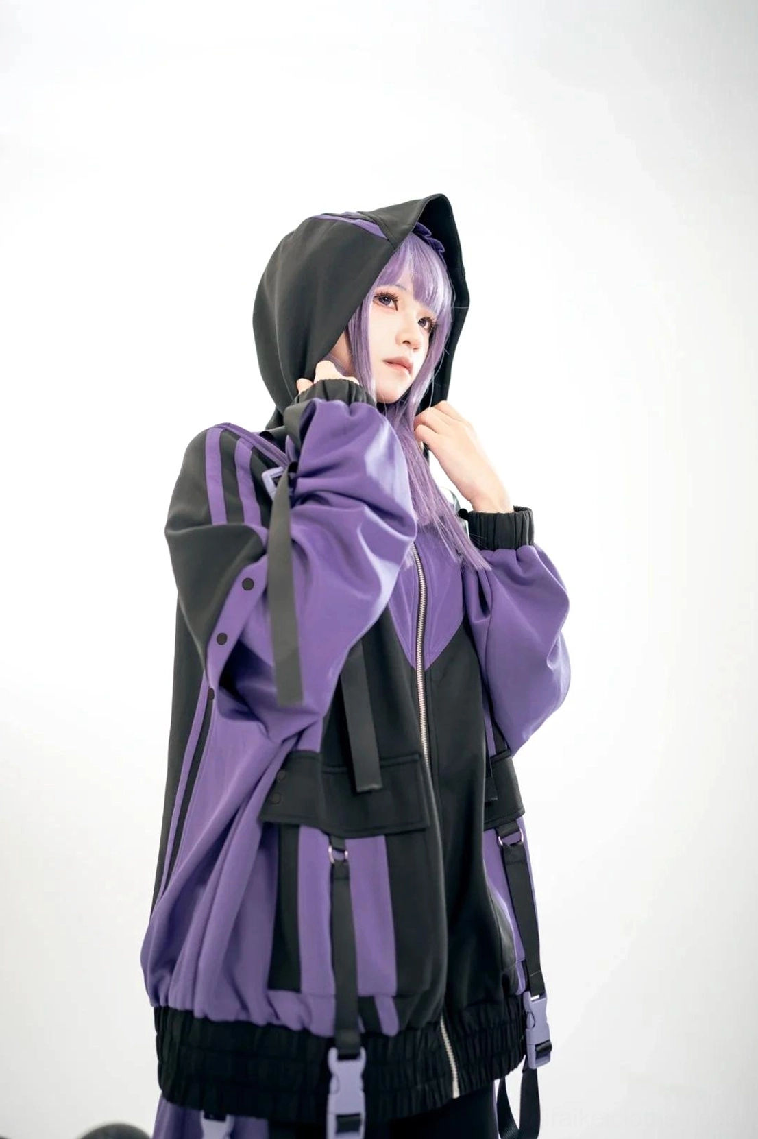 Purple-black hooded color-block sporty coat zipper closure strap decorations close-up on purple-haired model