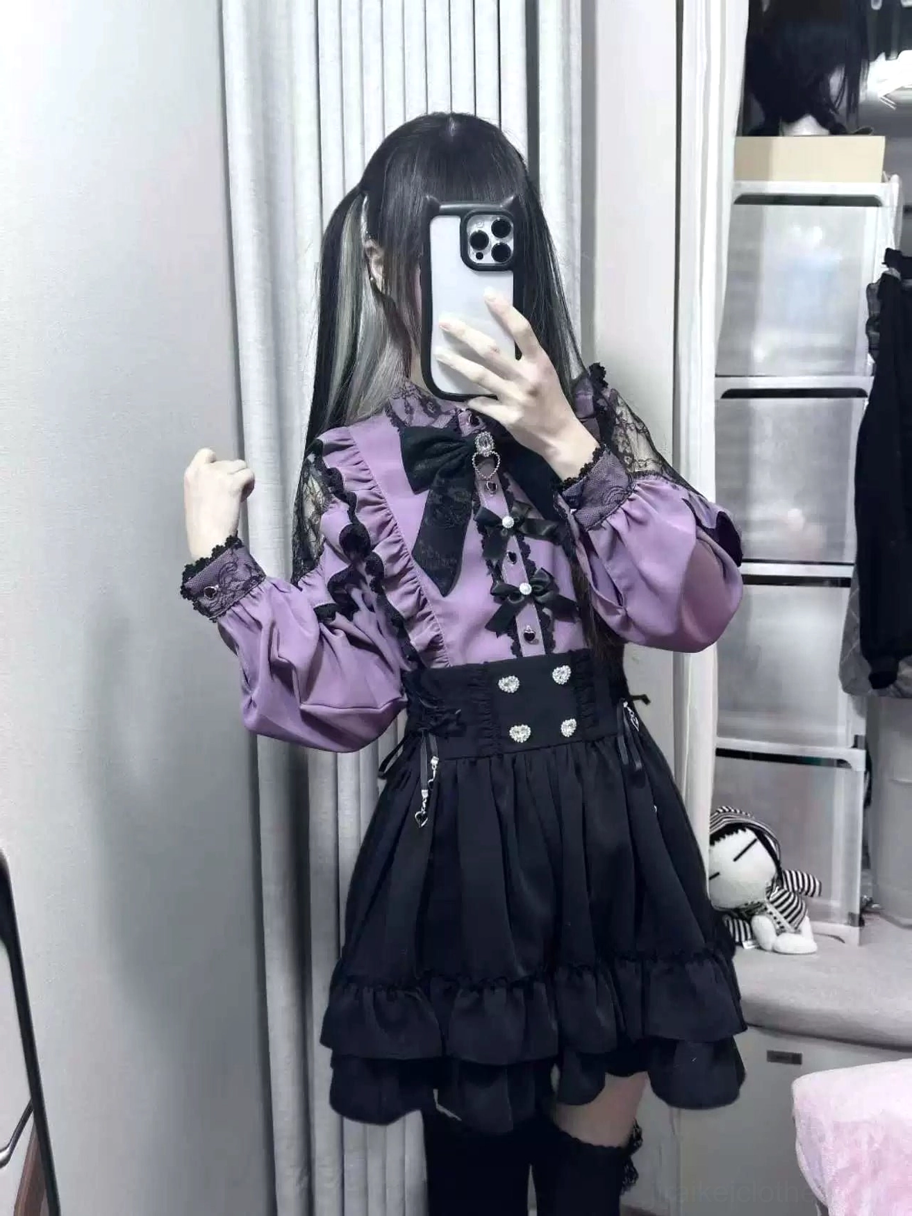 Jirai Kei purple blouse featuring lantern lace sleeves and high-waisted ruffled skirt gothic lolita outfit coordination