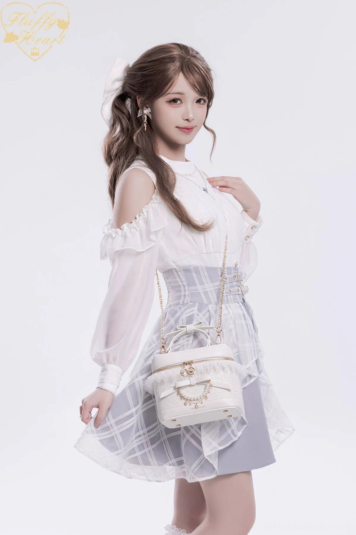 Ryousangata bucket bag capacity demonstration styling flatlay with accessories and cosmetics