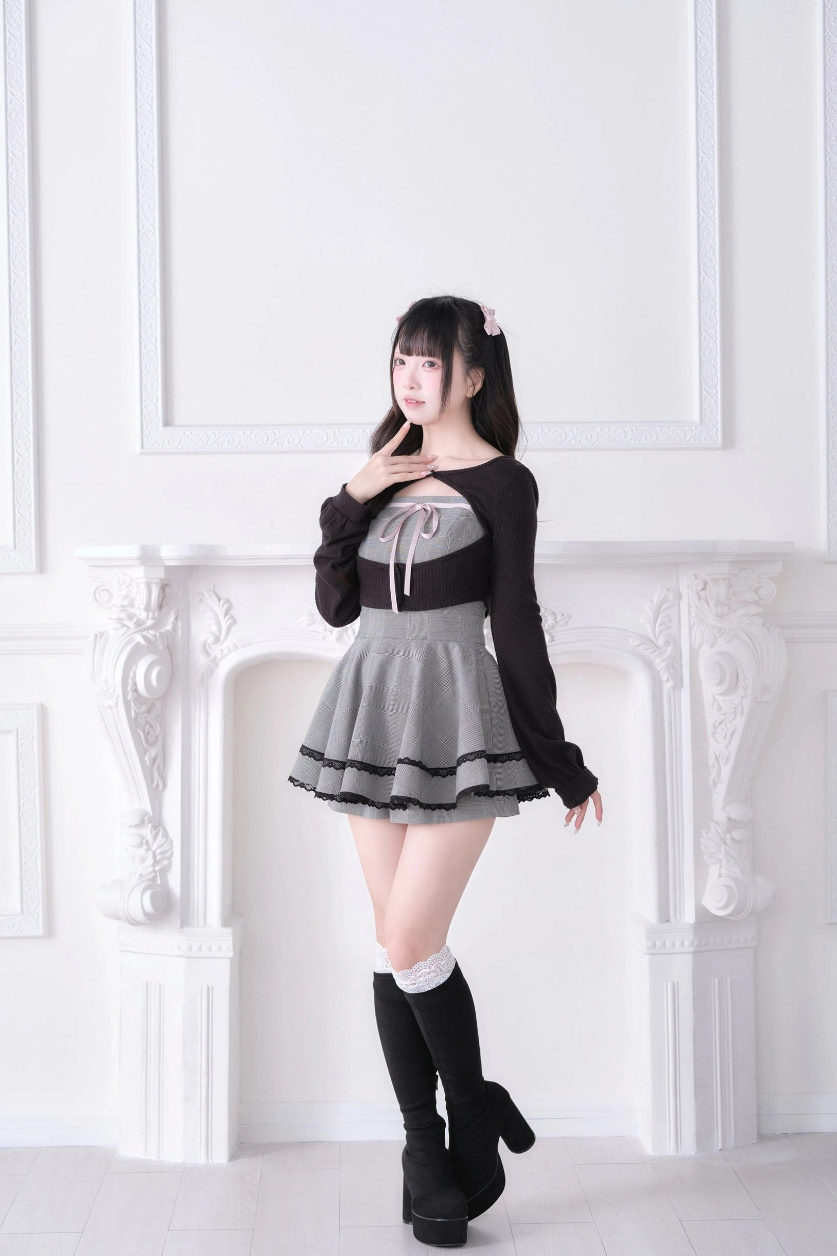 Sweet lolita Jirai Kei Ryousangata dress with brown bolero, black knee-high boots and plaid ruffled skirt