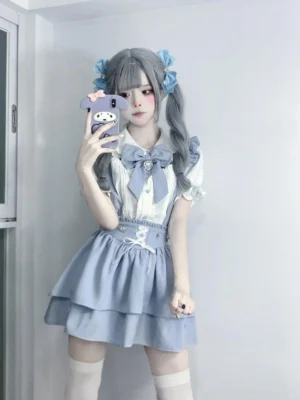 Ryousangata white peter pan collar blouse with heart-shaped buttons paired with sky-blue suspender skirt front mirror selfie jirai kei lolita fashion