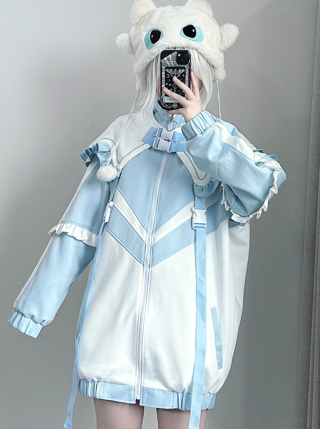 Mizuiro blue and white Tenshi Kaiwai oversized jacket with ruffled sleeves and detachable collar, worn with cute bear ear accessory, mirror front selfie view