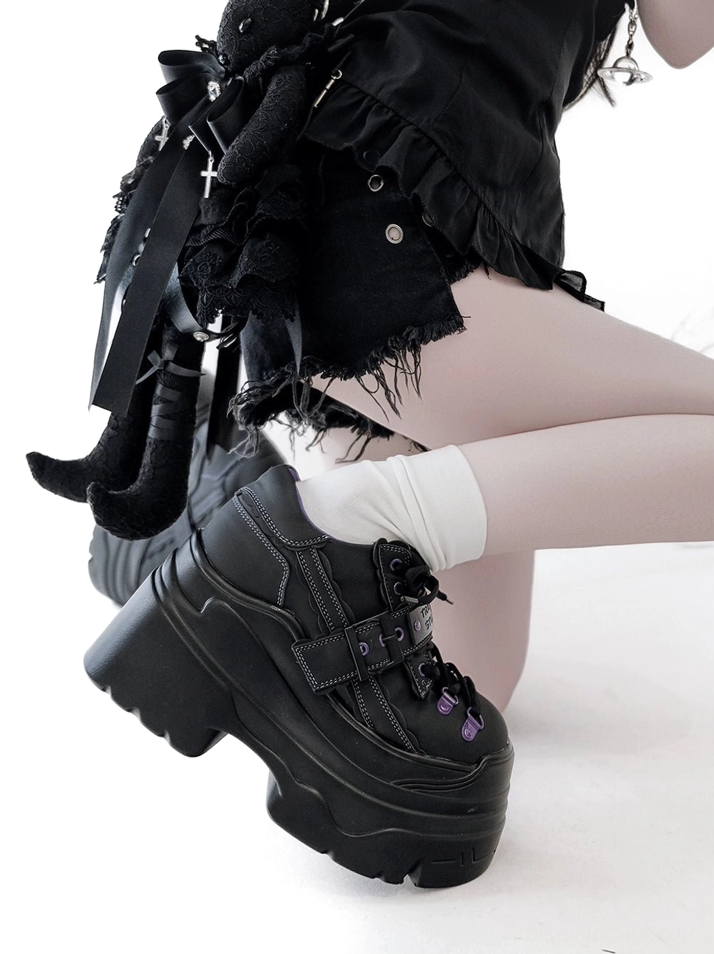 Y2K jirai kei platform shoes worn styling guide showing how to coordinate with oversized clothing, white socks, and alternative fashion items